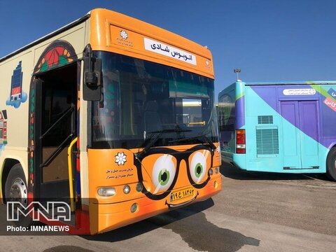 اتوبوس شادی کودکان در خیابان‌های شیراز