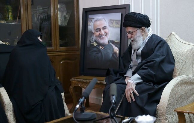 حضور رهبر معظم انقلاب اسلامی در منزل سردار شهید سپهبد سلیمانی