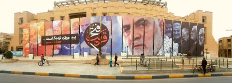 دیواره پازلی میدان امام حسین(ع) رنگ سردار دلها به خود گرفت