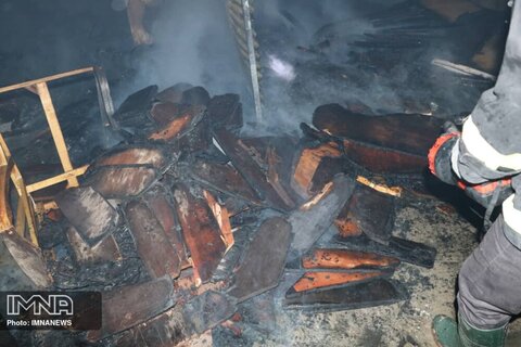 آتش‌سوزی کارگاه مبل سازی در خیابان بسیج اطفاء شد+ عکس