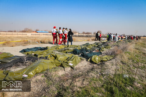 مراجعه خانواده ۷ نفر از قربانیان سقوط هواپیمای اوکراینی به پزشکی قانونی اصفهان