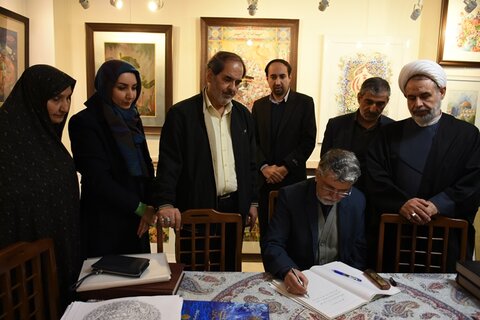 دیدار وزیر فرهنگ و ارشاد اسلامی با یک نگارگر اصفهانی