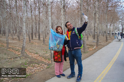 پاکسازی پارک ناژوان به مناسبت روز ملی هوای پاک