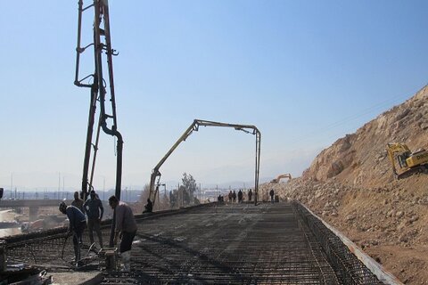 اجرای آخرین مرحله بتن‌ریزی عرشه پل دوم شهید رودکی شیراز