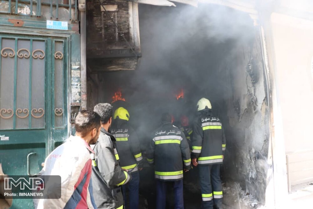 آتش‌سوزی کارگاه رنگ‌آمیزی در خیابان بهارستان غربی