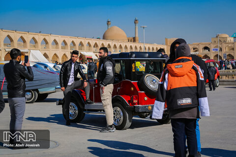 همایش خودروهای کلاسیک و سافاری در میدان امام علی (ع)