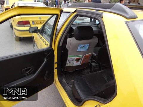 اجرای طرح "تاکسی کتاب دهه فجر" در قائمشهر