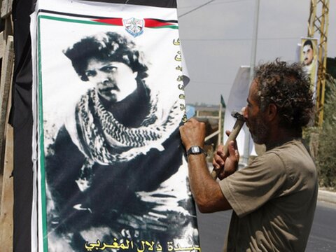 مردی که روی ملحفه‌های زندان اسرائیل نقاشی می‌کرد