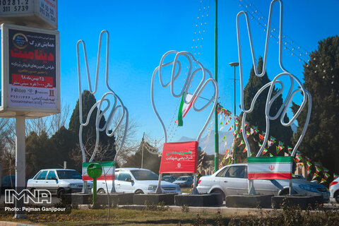 حال و هوای انقلابی شهر/ ۱۰۰ المان دهه فجر در میادین اصفهان نصب می‌شود
