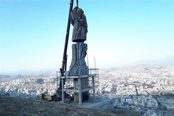 نصب پیکره یادبود ایثار و مقاومت مردم کردستان در آبیدر