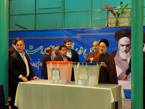 سید محمد خاتمی رأی خود را در حسینیه جماران به صندوق انداخت