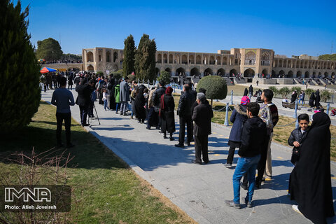 حضور مردم در شعبه پل خواجو اصفهان