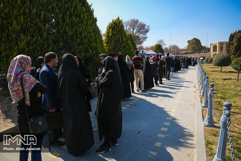 حضور مردم در شعبه پل خواجو اصفهان