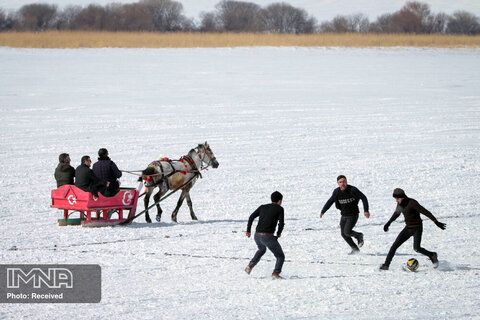 بازی در دریاچه یخ زده در ترکیه