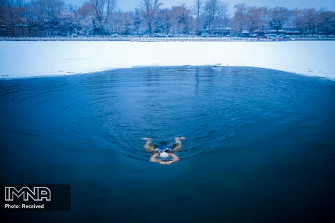 شنا در آب های یخ زده در شهر Beijing چین