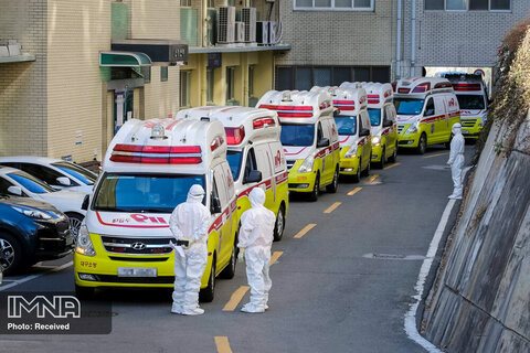 آمبولانس هایی که بیماران مبتلا به کروناویروس را تأیید می کنند به بیمارستانی در کره جنوبی منتقل می شوند