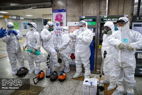 کارگران ضد عفونی کننده آماده ضد عفونی کردن ضد کروناویروس در ایستگاه مترو در سئول کره جنوبی می شوند.