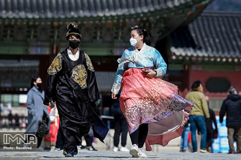 بازدید مردم با لباس سنتی در کره جنوبی از کاخ جیونگ بوگگونگ در سئول