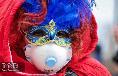 یک شهروند ایتالیایی از ماسک محافظ صورت استفاده می کند. جشن های آخر هفته به دلیل شیوع ویروس کرونا در ونیز ، ایتالیا لغو شد.