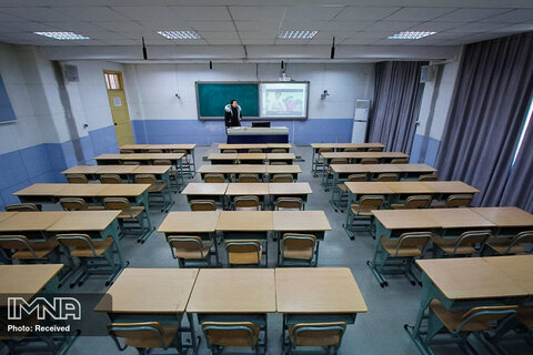 یک معلم در چین در حال ضبط کردن دروس خود در داخل یک کلاس درس در یک مدرسه راهنمایی  ، بازگشت دانش آموزان به مدرسه به دلیل شیوع  کرونا ویروس به تاخیر افتاده است