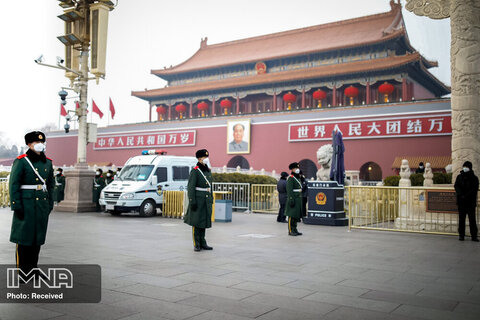 افسران شبه نظامی در پکن چین که از ماسک محافظ استفاده می کنند