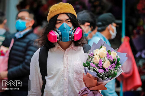 به دنبال شیوع ویروس کرونا در روز ولنتاین در هنگ کنگ، یک مرد ماسک بنزینی را بر تن دارد