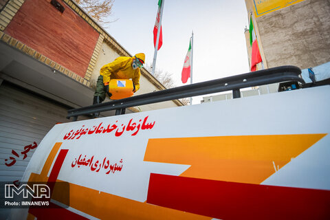 ضد عفونی معابر و خیابان های اصفهان برای مقابله با ویروس کرونا