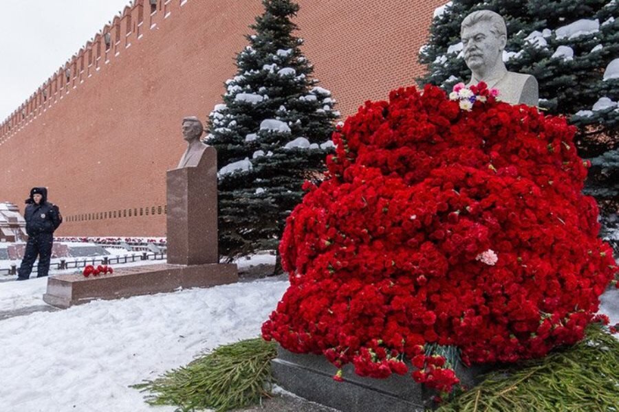 Могила сталина в казани. Могила Сталина в цветах. Цветы на могиле Сталина. Две гвоздики для товарища Сталина. Сталин могила гвоздики.