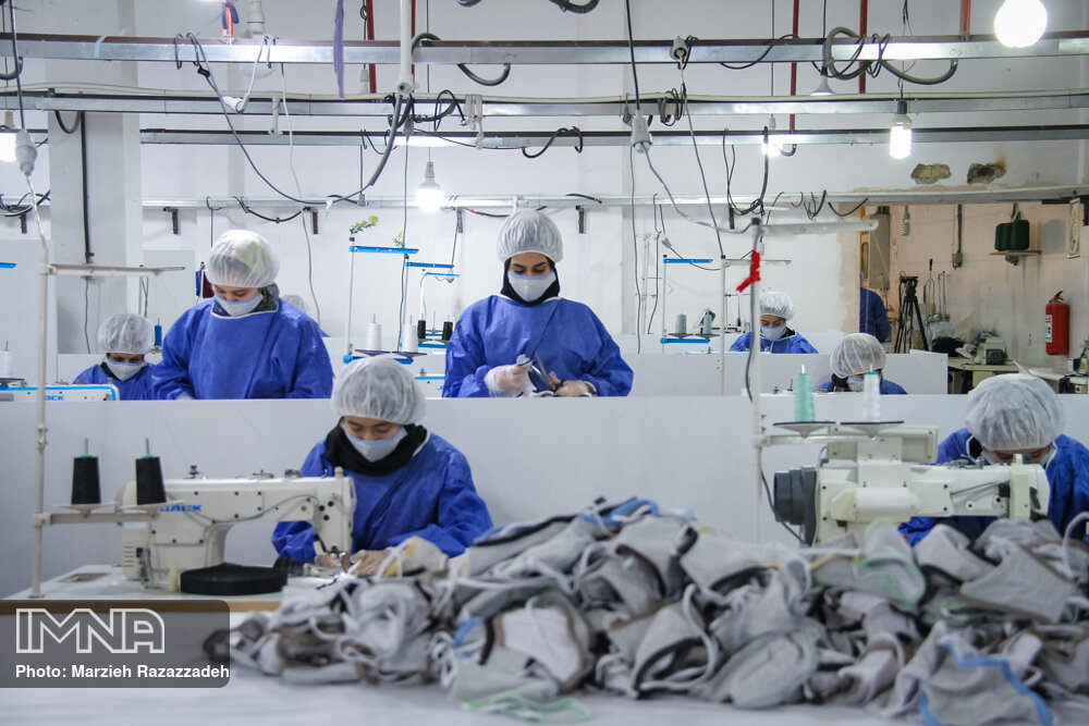 تولید روزانه ۲۰۰ هزار ماسک n۹۵ در اصفهان/با ادعای داروی کرونا کاسبی می‌شود