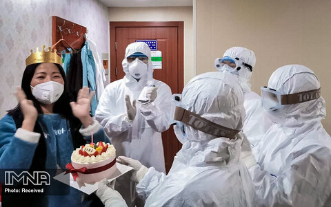 اعضای کادر پزشکی یک کیک تولد و تبریک به خانم چنگ یونپینگ استان جیانگ سو، چین اهدا کردند.