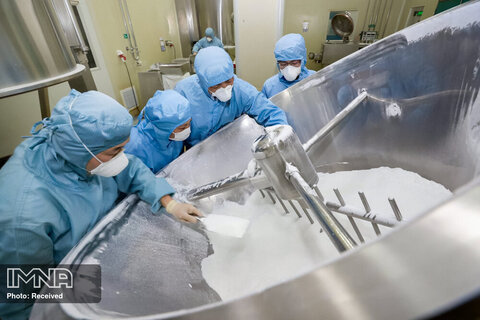 کارمندان روی خط تولید داروی ضد مالتیایی در کشور چین کار می کنند که مقامات چینی گفتند که تأثیر درمانی بر ویروس کرونا دارد