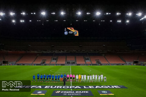 تیم ها قبل از مسابقه بین اینتر میلان مقابل لودوگورتس در لیگ اروپا  در یک استادیوم خالی جمع می شوند