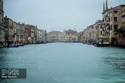 یک کانال خالی که پس از گسترش ویروس کرونا باعث کاهش تعداد گردشگران در شهر ونیز، ایتالیا شد