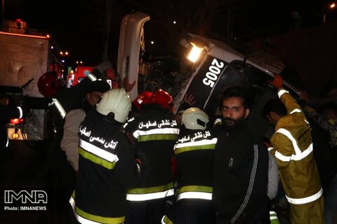 واژگونی خودروی ال ۹۰ و مصدوم شدن یک نفر در اصفهان