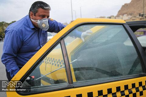 توزیع اقلام بهداشتی به رانندگان تاکسی در آستارا 