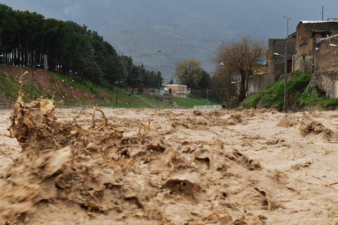 خروش سیل در اردستان؛ سیلاب شهرک صنعتی و جاده ها را فراگرفت