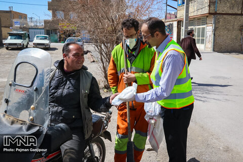 توزیع ۴۰۰ بسته بهداشتی بین کارکنان شهرداری شهرضا