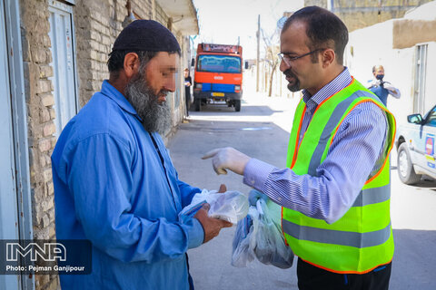 توزیع بسته های بهداشتی در مناطق کم‌برخوردار شهر