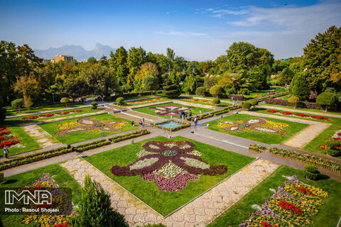 جشنواره ای از رنگ در باغ گل های اصفهان