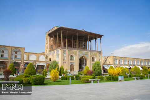 A walk through deserted Isfahan
