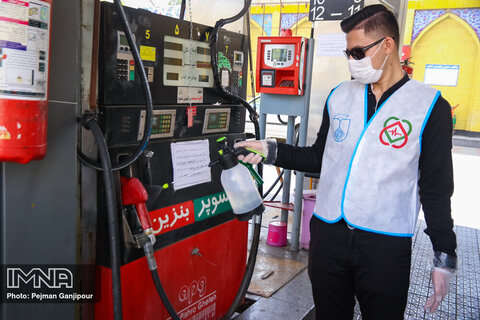 ضد عفونی پمپ بنزین ها توسط نیروهای داوطلب مردمی