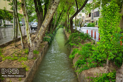 جاری شدن آب در مادی های سطح شهر اصفهان