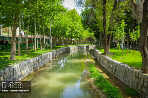 جاری شدن آب در مادی های سطح شهر اصفهان