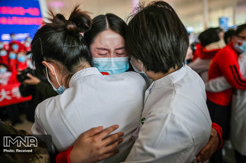 یکی از اعضای کادر پزشکی استان جیلین چین که برای همکاری با کادر درمانی شهر ووهان آمده بود بعد از اتمام همکاری همدیگر را در آغوش گرفته و بدرقه می کنند