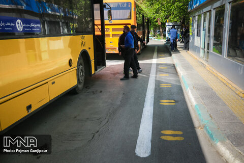 اجرای طرح فاصله‌گذاری اجتماعی در ایستگاه‌های اتوبوس منطقه ۱۰