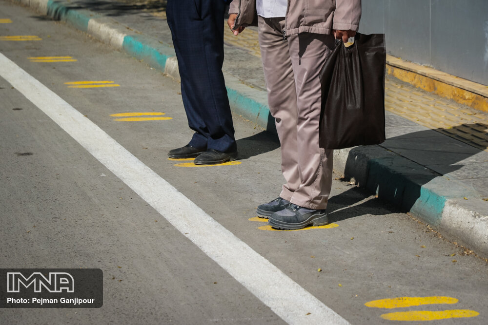 اجرای طرح فاصله‌گذاری اجتماعی در ایستگاه‌های اتوبوس منطقه ۶