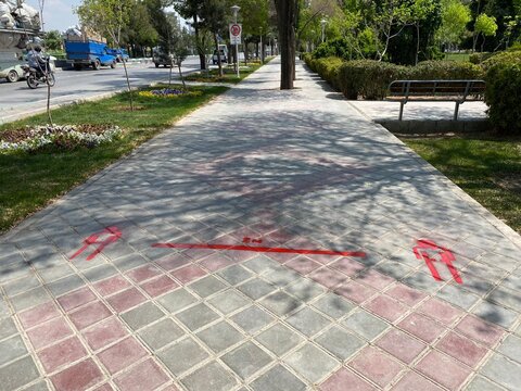 اجرای طرح فاصله گذاری در بوستان‌ها و ایستگاه‌های اتوبوس منطقه دو