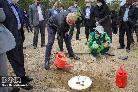 آیین کاشت درخت با فناوری گراوسیس در پارک کوهستانی صفه