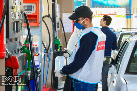 ضد عفونی پمپ بنزین ها توسط نیروهای داوطلب مردمی