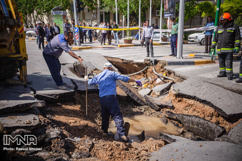 محدودیت ترافیکی در خیابان آپادانا به دلیل شکستگی لوله فاضلاب